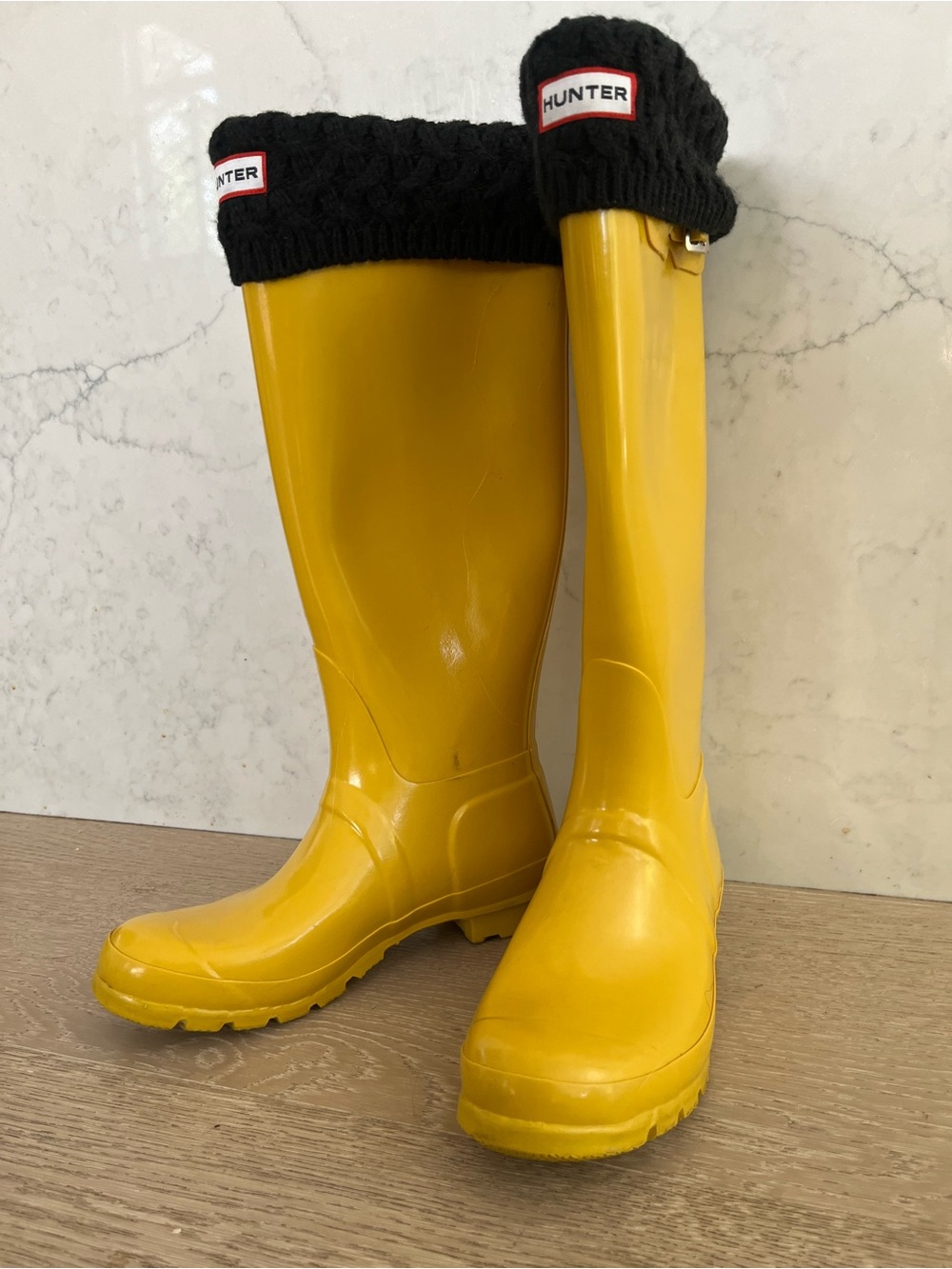 Hunter Classic Yellow Gloss Rain Boots with Black Knit Boot Sock Inserts Sz 8
